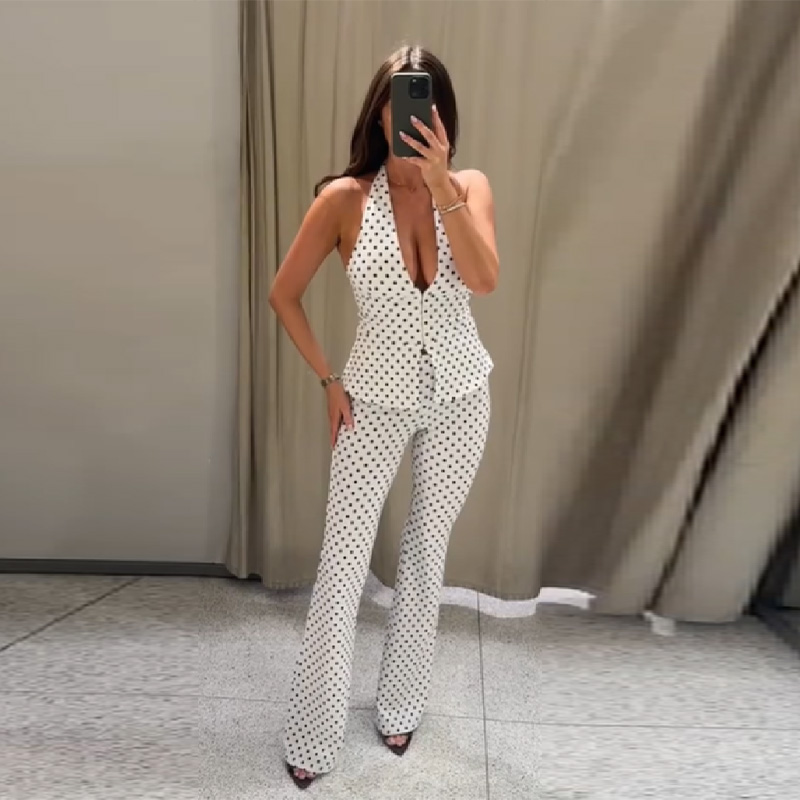 Retro Modernes Polka-Dot-Set: Neckholder-Top mit tiefem V-Ausschnitt und ausgestellte Hose – Zeitlos schicke, klassische und stilvolle Outfits für Damen