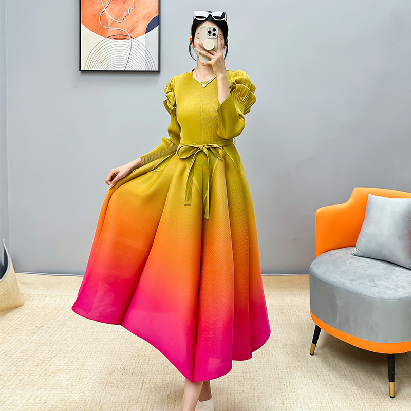 Miyake Jurk Vrouwen Herfst 2023 Nieuwe Temperament Slanke Ronde Hals Gradiënt Knop Mouw Kanten Geplooide Lange Avondjurken Outfit