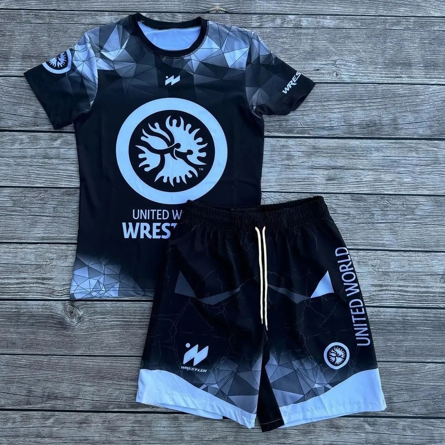 Zestaw sportowy New United World Wrestling 2026 dla mężczyzn, czarno-biały rashguard z grafiką i spodenki, szybkoschnący strój treningowy MMA do walki.