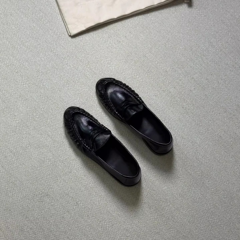Czarne mokasyny męskie w stylu vintage, brytyjskie buty oksfordki wsuwane, skórzane buty na płaskiej podeszwie, miękkie skórzane buty z plisowanym wykończeniem.