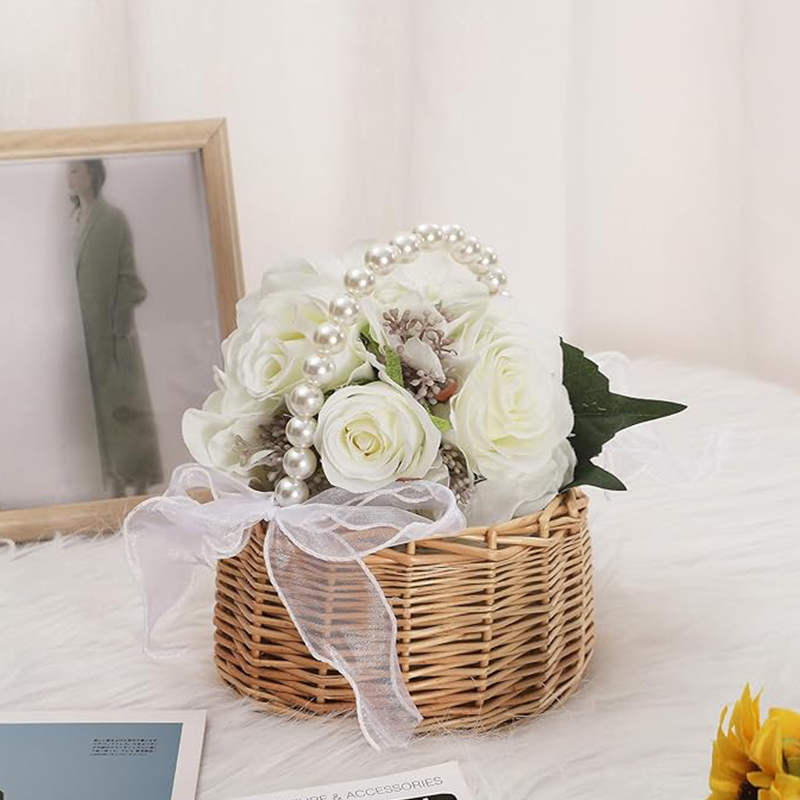 Una cesta infantil de flores de mimbre con mango de perlas y lazo Cesta de Pascua tejida a mano Cesta de mimbre para bodas (marrón)