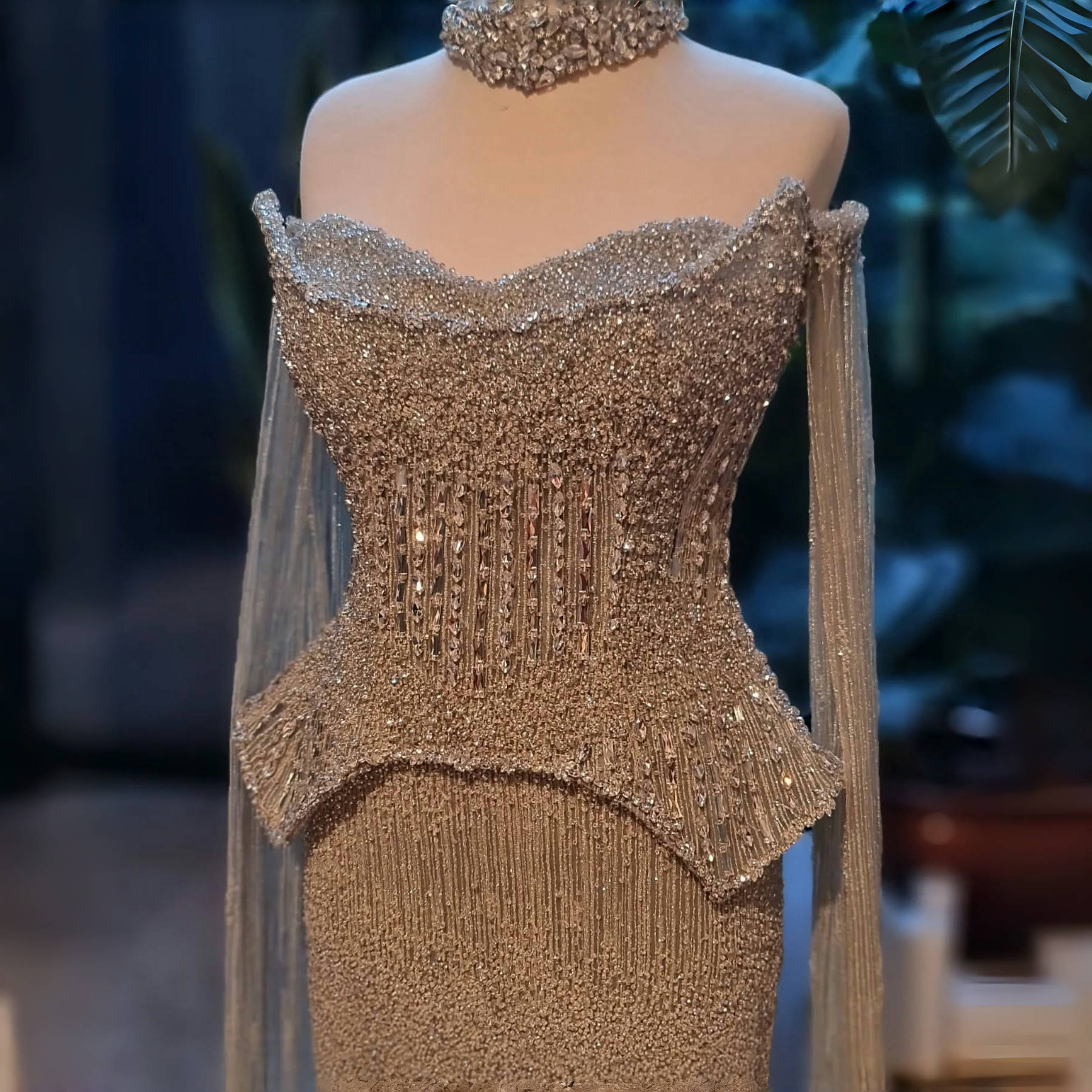 Suknia wieczorowa Sharon Said Luxury Grey Crystal z rękawami typu peleryna, elegancka suknia na wesele z odkrytymi ramionami, model SS558 z 2025 roku, możliwość personalizacji.
