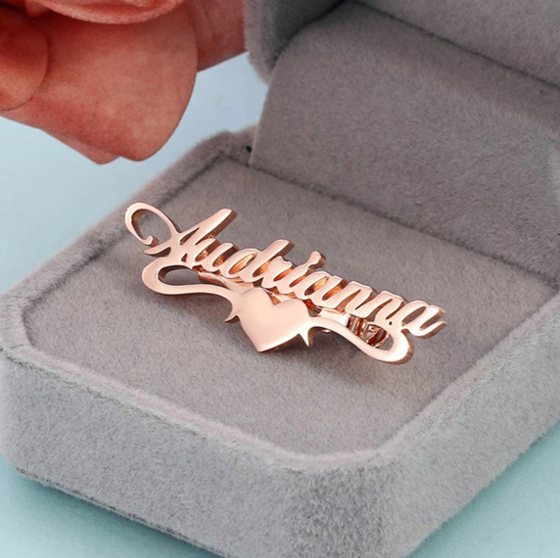 Benutzerdefinierte Brosche-personalisierte Edelstahl benutzerdefinierte Namensnadeln Typenschild Brosche-Meeting-Anwesenheit-Hochzeitsgeschenk-Logo Custom