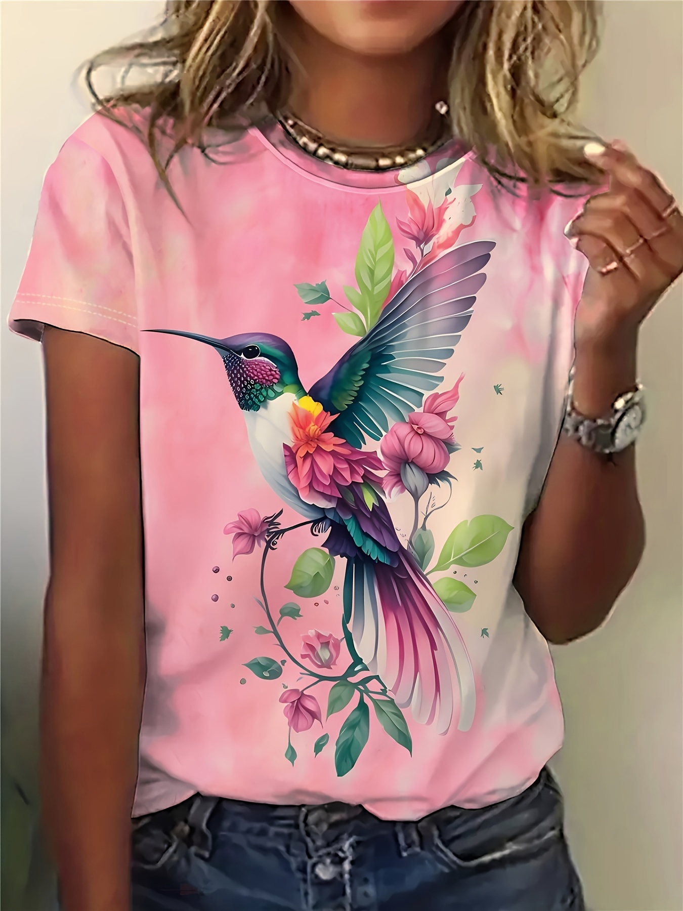 Kaos Wanita Tie-Dye Merah Muda - Grafis Burung Kolibri & Bunga, Desain Cetak Burung Tropis yang Cerah untuk Pakaian Kasual Sehari-hari