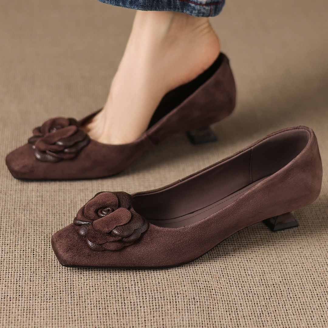 danxuefei Damen-Slipper aus natürlichem Wildleder mit quadratischer Zehenpartie und Blumendekoration, 3,5 cm Kitten-Heel, elegante Damen-Kleiderschuhe