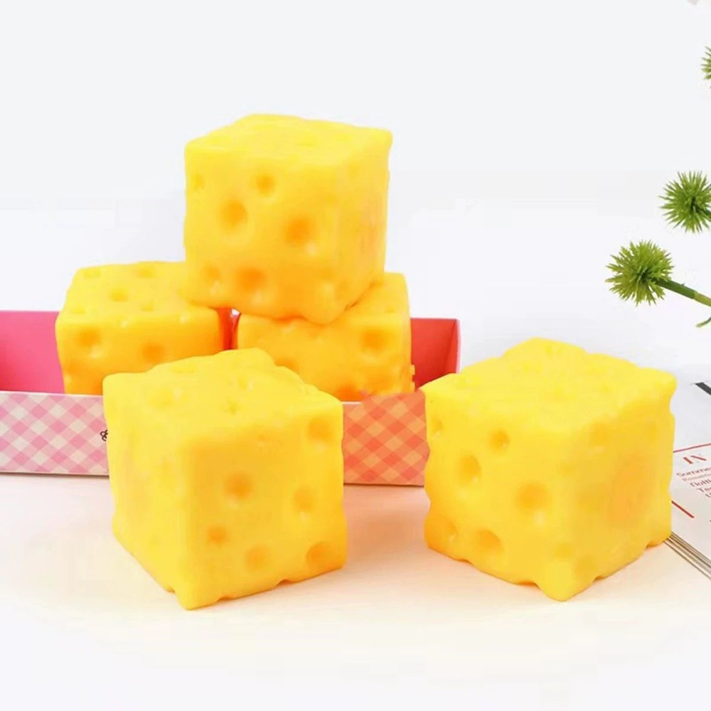 Weiches, quadratisches Käse-Quetschspielzeug, langsam zurückfedernd, zur Druckentlastung und Reduzierung sensorischer Beschwerden. Weicher, butterartiger Käse.