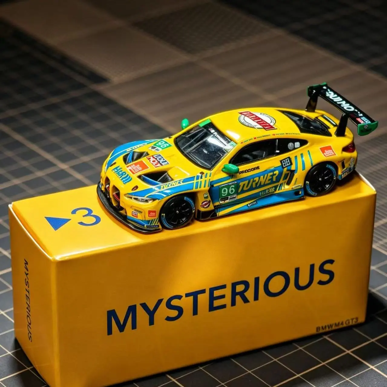 Coleção MYSTERIOUS 1:64 - Modelo de Carro em Diecast M4 GT3 F1