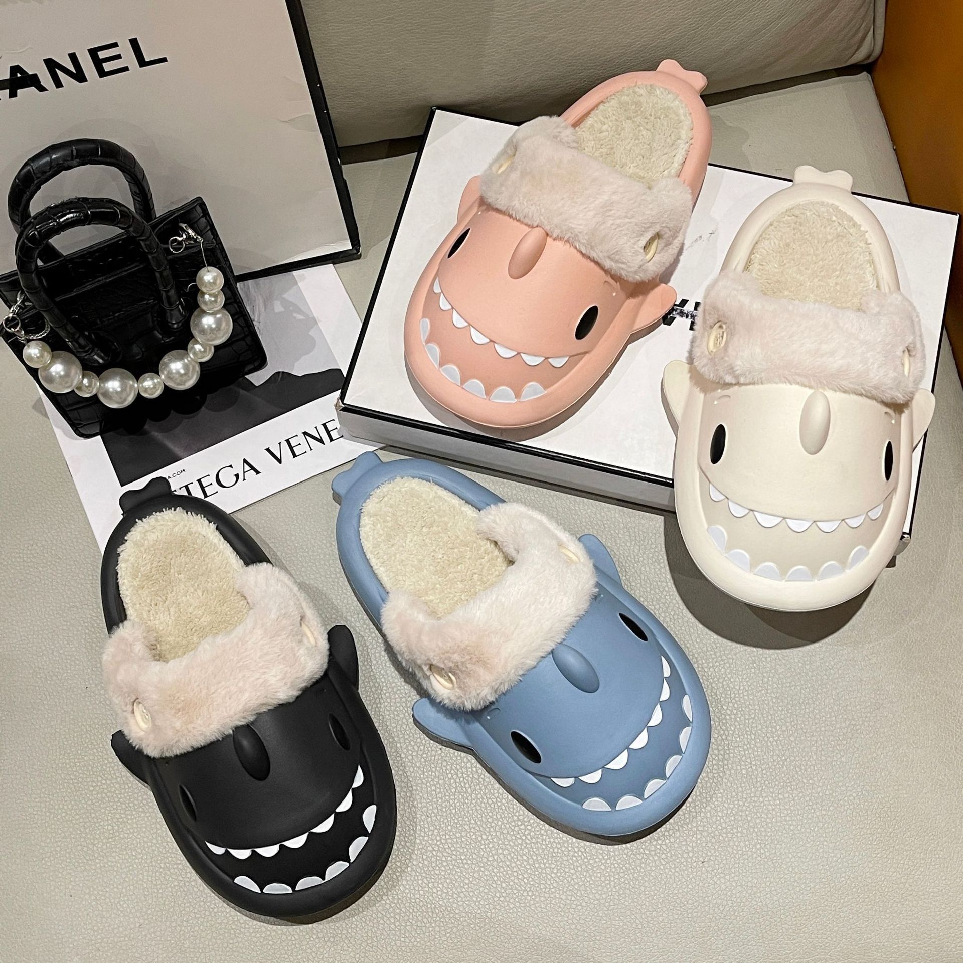 Shark รองเท้าแตะผ้าฝ้ายผู้หญิงกันน้ําฤดูหนาวในร่มลื่นสไลด์ Plush Home Warm คู่ Shark Flip Flops รองเท้าแตะรองเท้าแบน