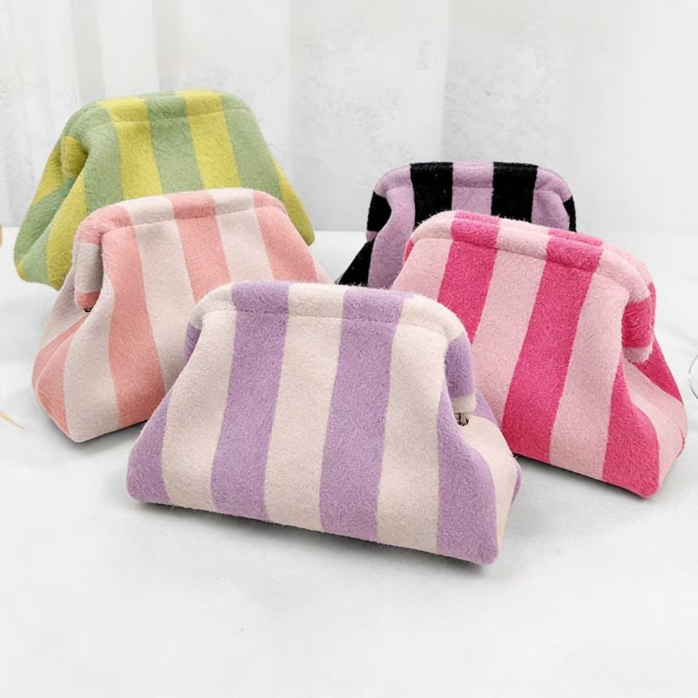 Borsa da donna europea e americana borsa a tracolla in maglia di peluche borsa per il trucco con pochette a nuvola popolare in maglia a righe