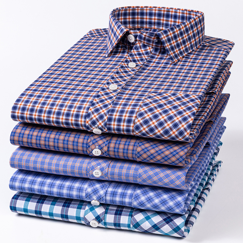 Het nieuwe herenshirt met lange mouwen is cool en casual. Het is een dun, volledig katoenen, streetwear-achtig geruit model voor lente en zomer.