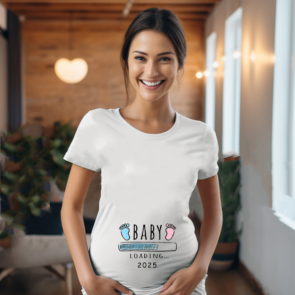 Camiseta con estampado de bebé cargado para mujer, ropa de embarazo de gran tamaño, anuncio de embarazo, verano, 2025
