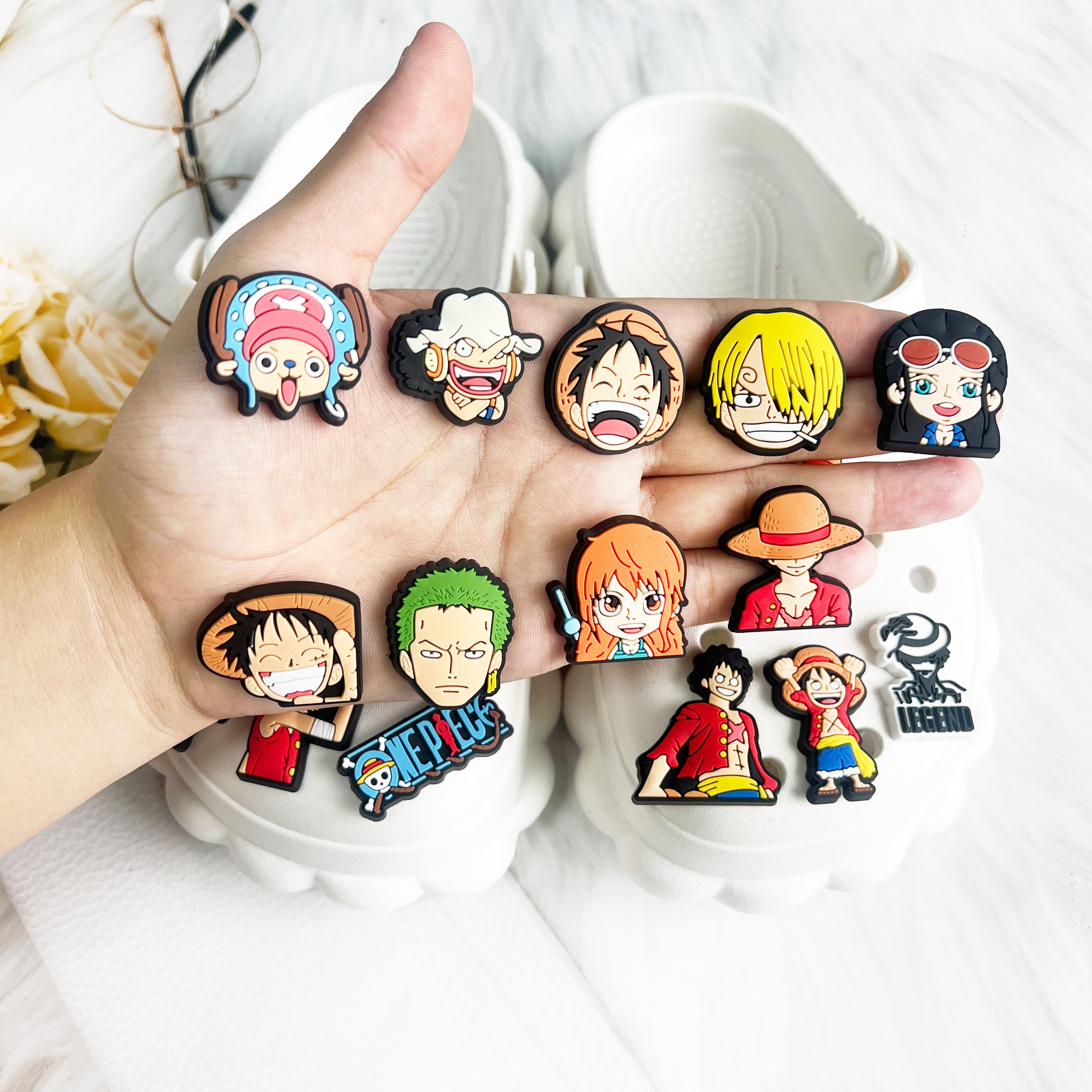 ホットトイズ漫画シューズチャーム日本アニメクロッグサンダルデコレーションガーデンシューズアクセサリーチャームバックル友達へのギフト