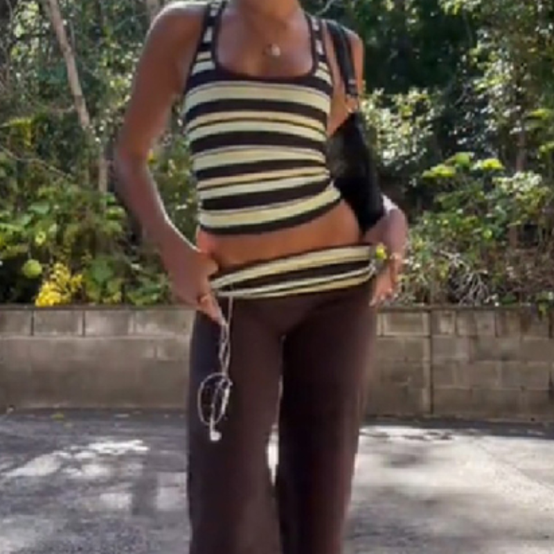 Completo due pezzi stile Y2K da donna, top corto a righe con scollo quadrato e pantaloni a zampa a vita alta, outfit casual streetwear da donna.