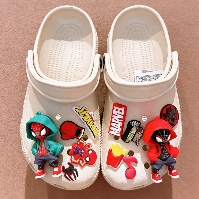 Acessórios de PVC da Moda: Novos Charms 3D do Homem-Aranha da Marvel para Sapatos, Fivelas de Super-Heróis DIY para Decoração de Sandálias e Bolsas de Praia