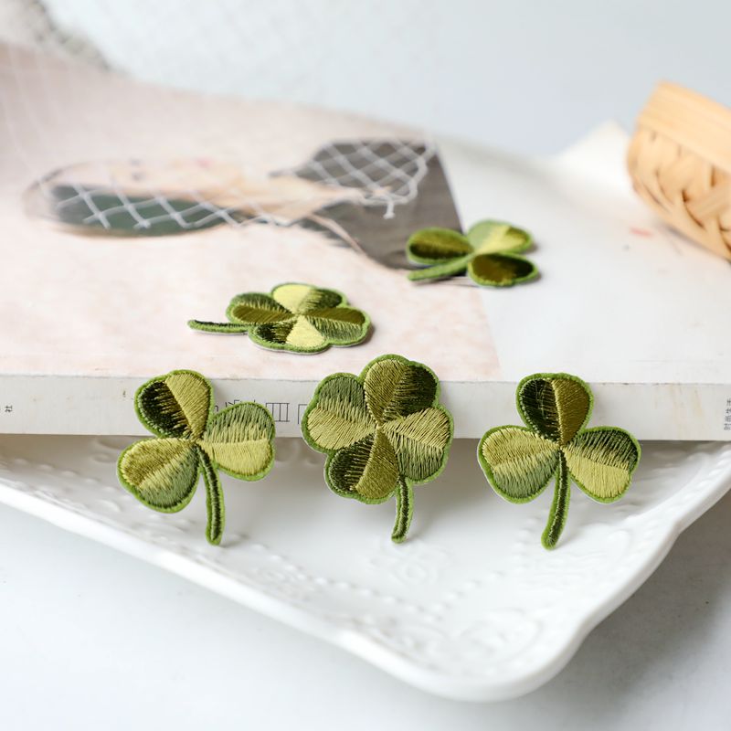 10 sztuk/partia Zielona Naklejka Koniczyna na Ubrania Termo Naklejki Aplikacje Naprasowanki na Dżinsy Torby Koszule DIY
