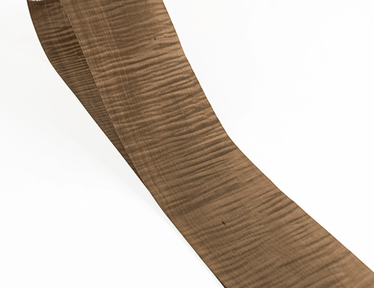 Länge: 2,6 Meter Breite: 150 mm T: 0,25 mm Schatten aus natürlichem geräuchertem Ahornholz mit Massivholzfurnier-Finish. Möbel-Audiodekoration