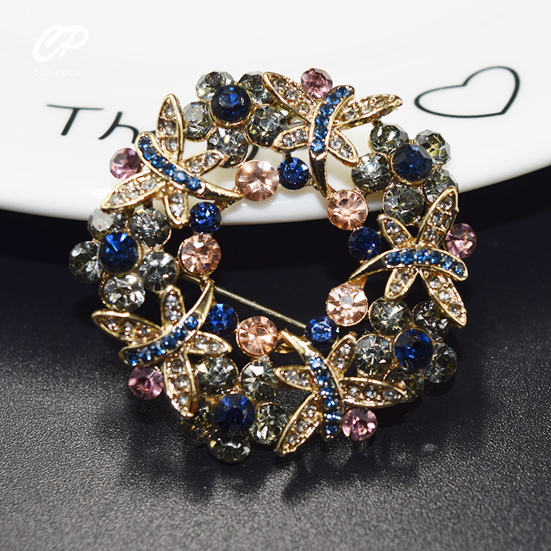 Broche de circonio con incrustaciones huecas, broche de diamantes de imitación de color de corona de temperamento exquisito de alta gama