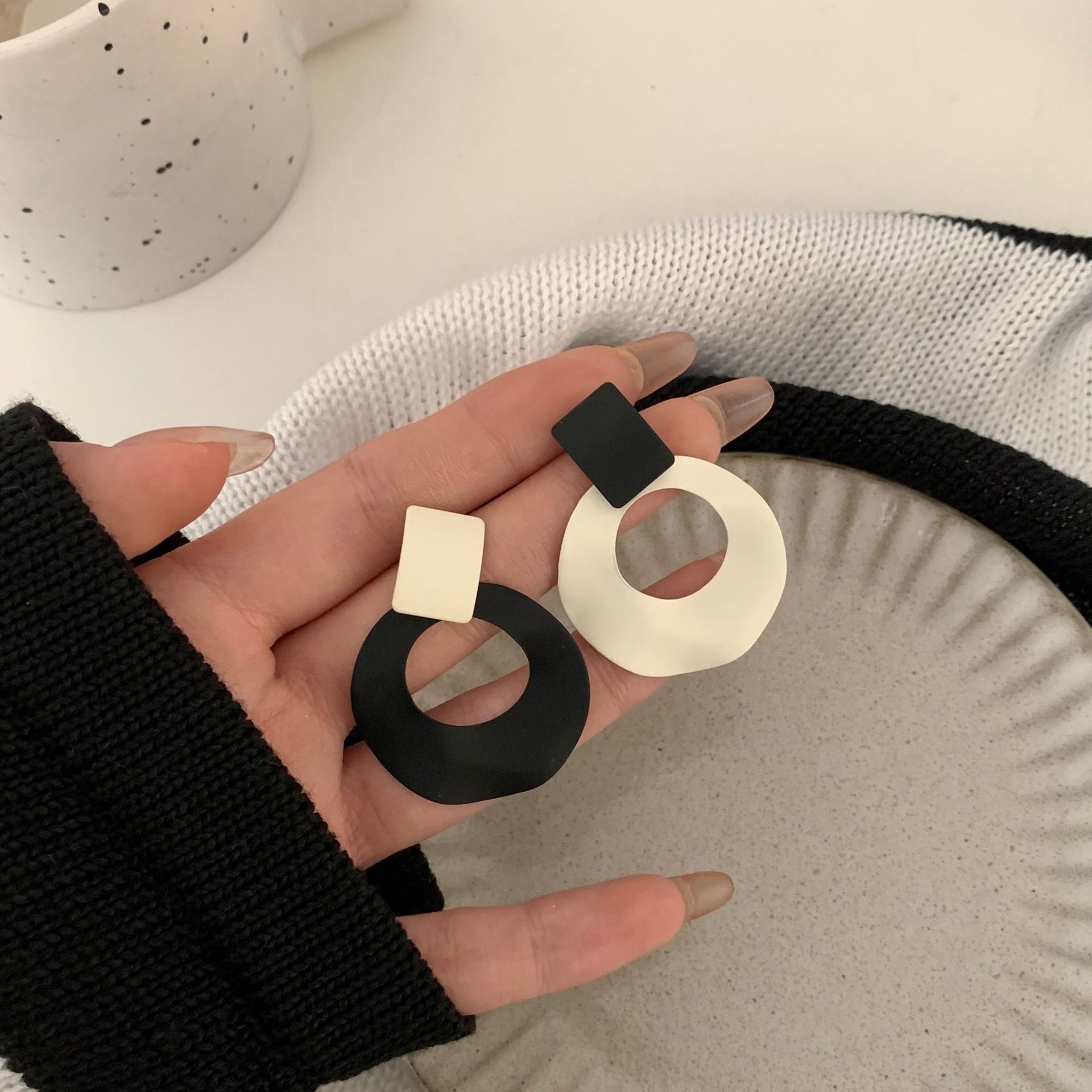 Nueva moda, pendientes colgantes circulares asimétricos de colores mezclados en blanco y negro, pendientes redondos huecos para mujer, joyería Simple