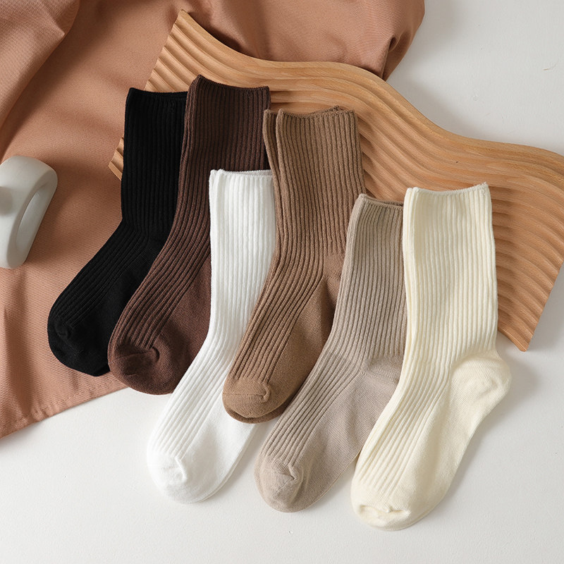 Nieuwe Japanse effen gekleurde casual damessokken, set van 5 paar, eenvoudige herfst sokken van gemiddelde lengte voor dames