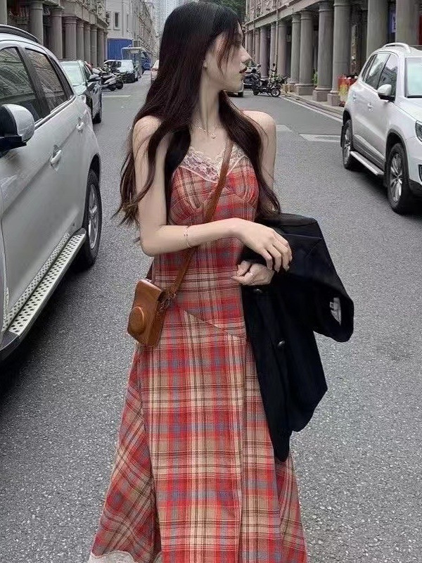 Vestido de rua glamouroso feminino, vermelho e branco, patchwork xadrez, borda de renda, vestido de sling, JBKL, novo estilo, verão, 2024