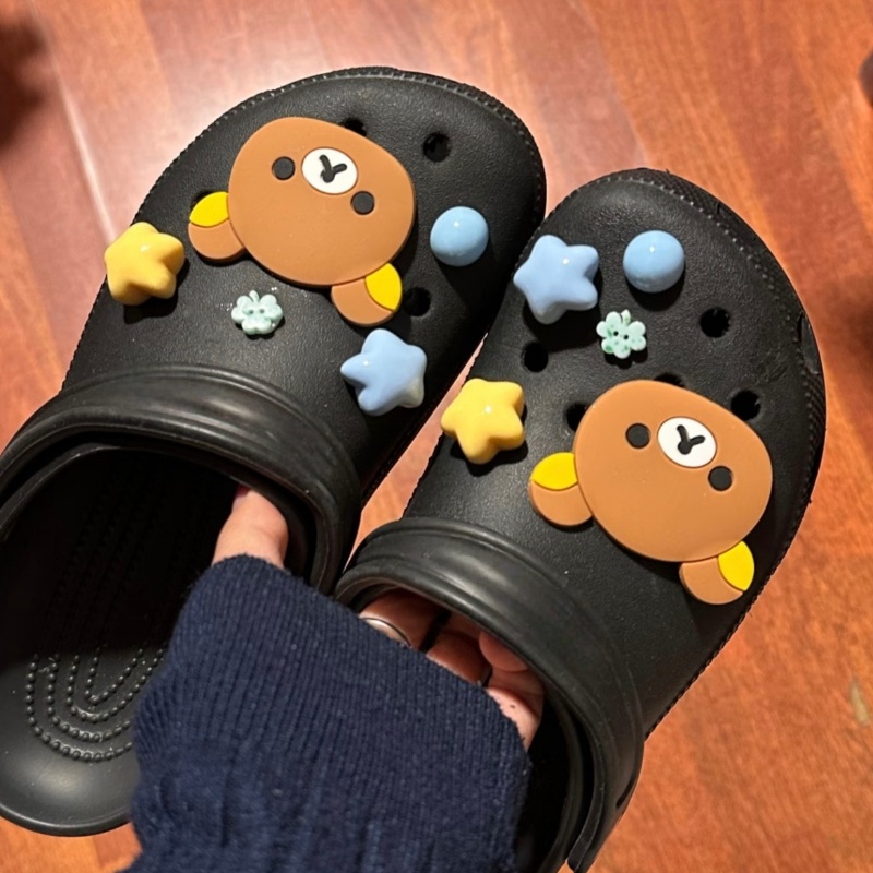 Miniso removível rilakkuma urso série sapato encantos para tamancos boa sorte trevo diy durável material abs presentes de festa de natal