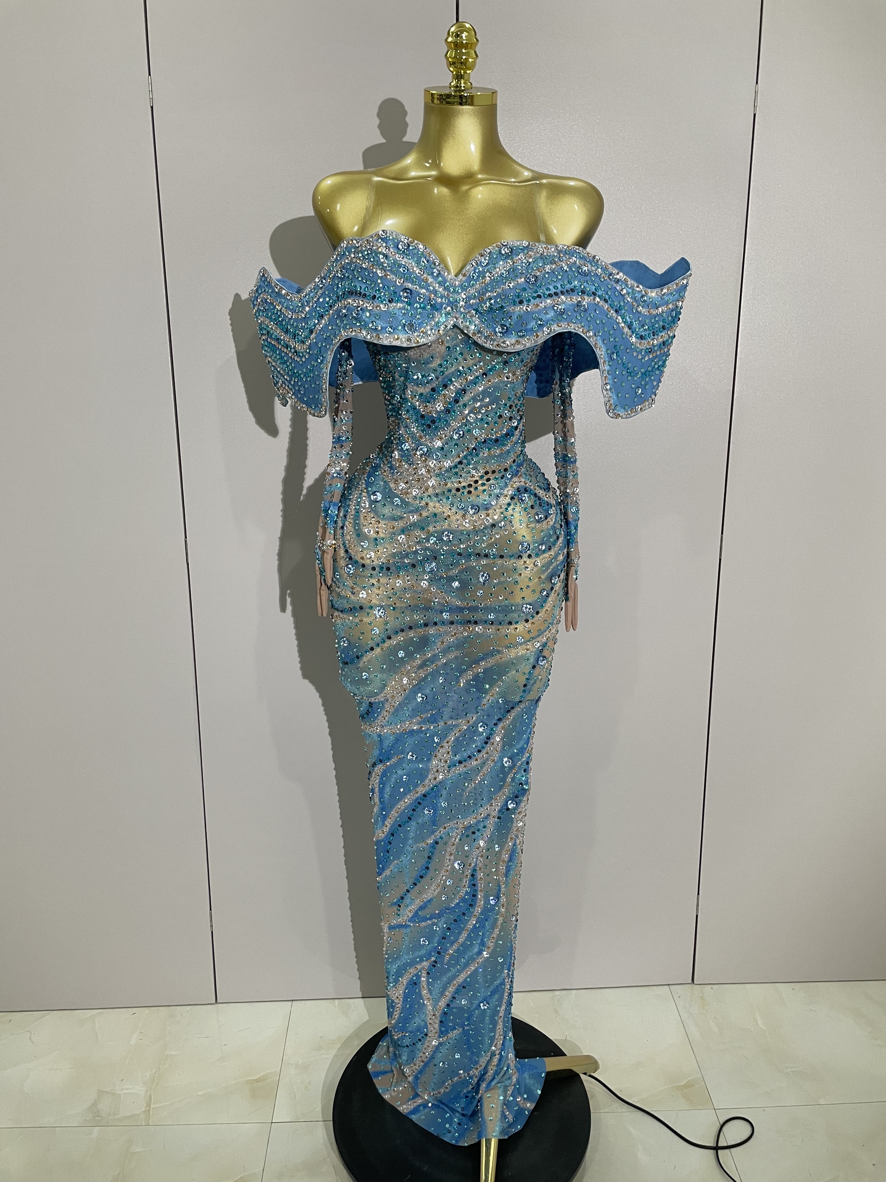 2025 Luxe sprankelende strass blauwe lange jurk met handschoenen Dames Feestavond Verjaardag Jurken Vier podium Catwalk-jurken
