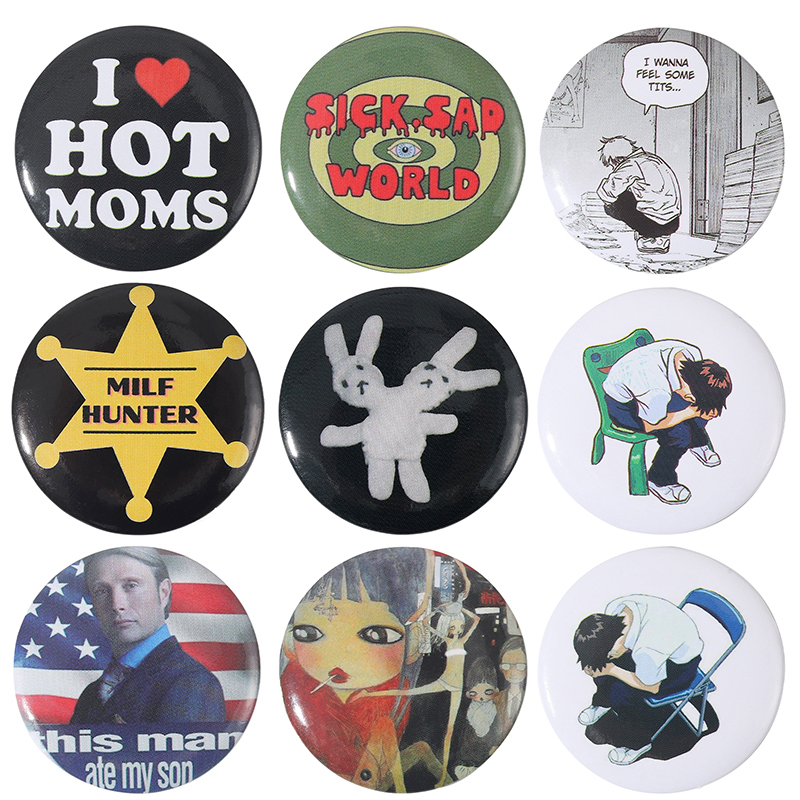 Tinplate Pin ปุ่มที่กําหนดเองบทบาทอะนิเมะ Old-school Hip-Pop สยองขวัญฟิล์มเข็มกลัดการ์ตูน Collar Badge เครื่องประดับของขวัญแฟน
