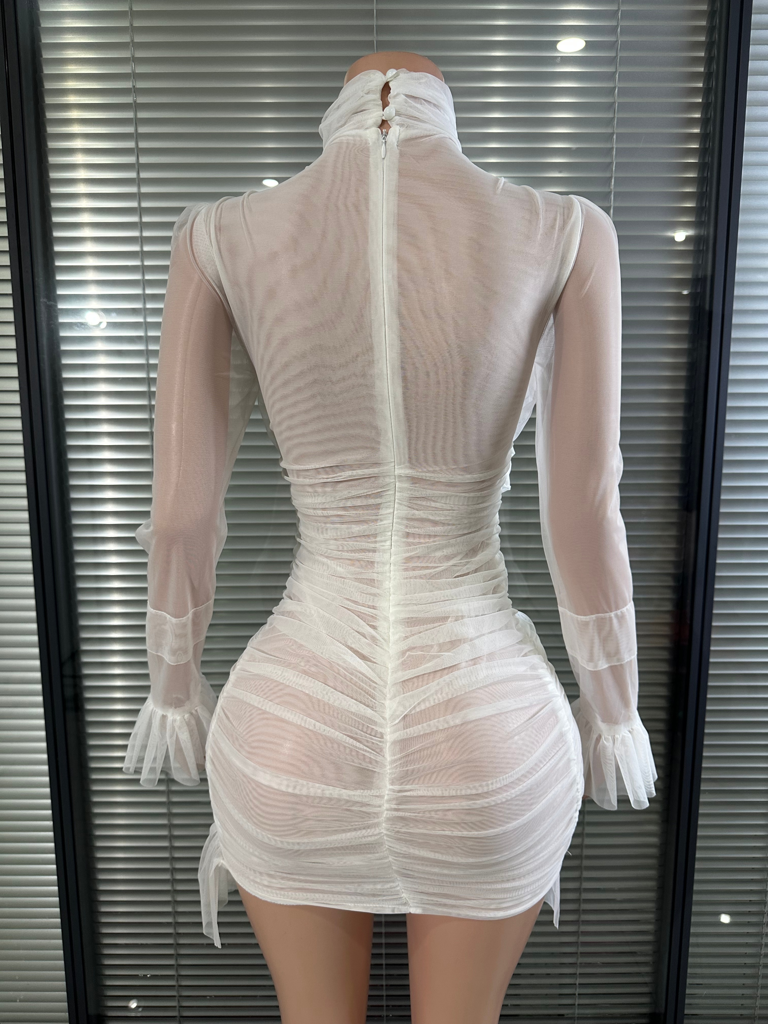 Damen Weißes Transparentes Mesh-Minikleid mit Hohem Kragen, Überkreuztem Ausschnitt, Langen Trompetenärmeln, Gerafftem Rüschensaum, Figurbetontes Club-Party-Kleid