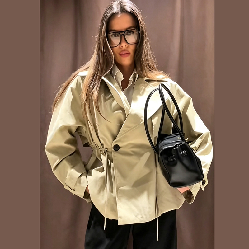 Modischer Trenchcoat mit Kragen, Kordelzug, hoher Taille, Knopfverzierung, schmal geschnittene Jacke, Herbst 2026, für Pendler und Alltag, Überzieher