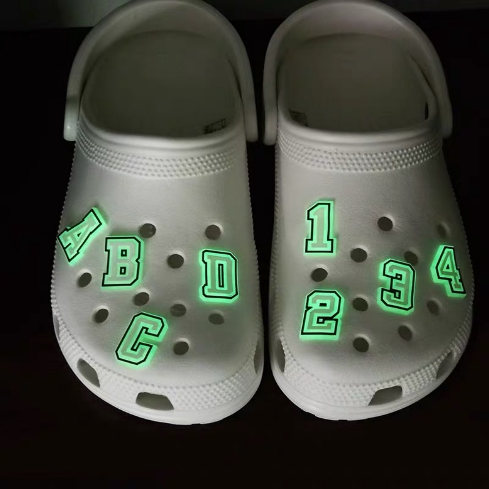 1/26 pièces Breloques lumineuses pour chaussures, lettres fluorescentes, épingles décoratives en PVC, accessoires pour sabots et sandales, cadeaux pour garçons, filles et enfants