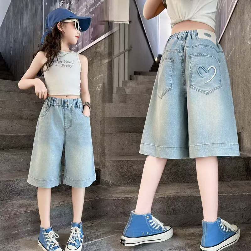 Dziecięce spodenki jeansowe z wzorem serca dla dziewczynek nowe letnie krótkie spodnie jeansowe do kolan dzieci nastolatek styl casual Mini dżinsy