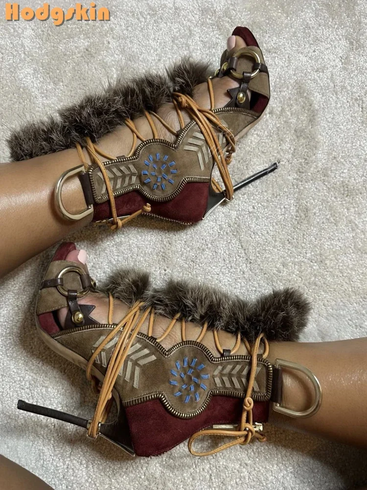 Retroโลหะหัวเข็มขัดรองเท้าแตะFaux Fur Strappy Pointed Toe Stilettos 2025 ผู้หญิงแฟชั่นLace-Upรองเท้าBohemianรองเท้าส้นสูงบาง