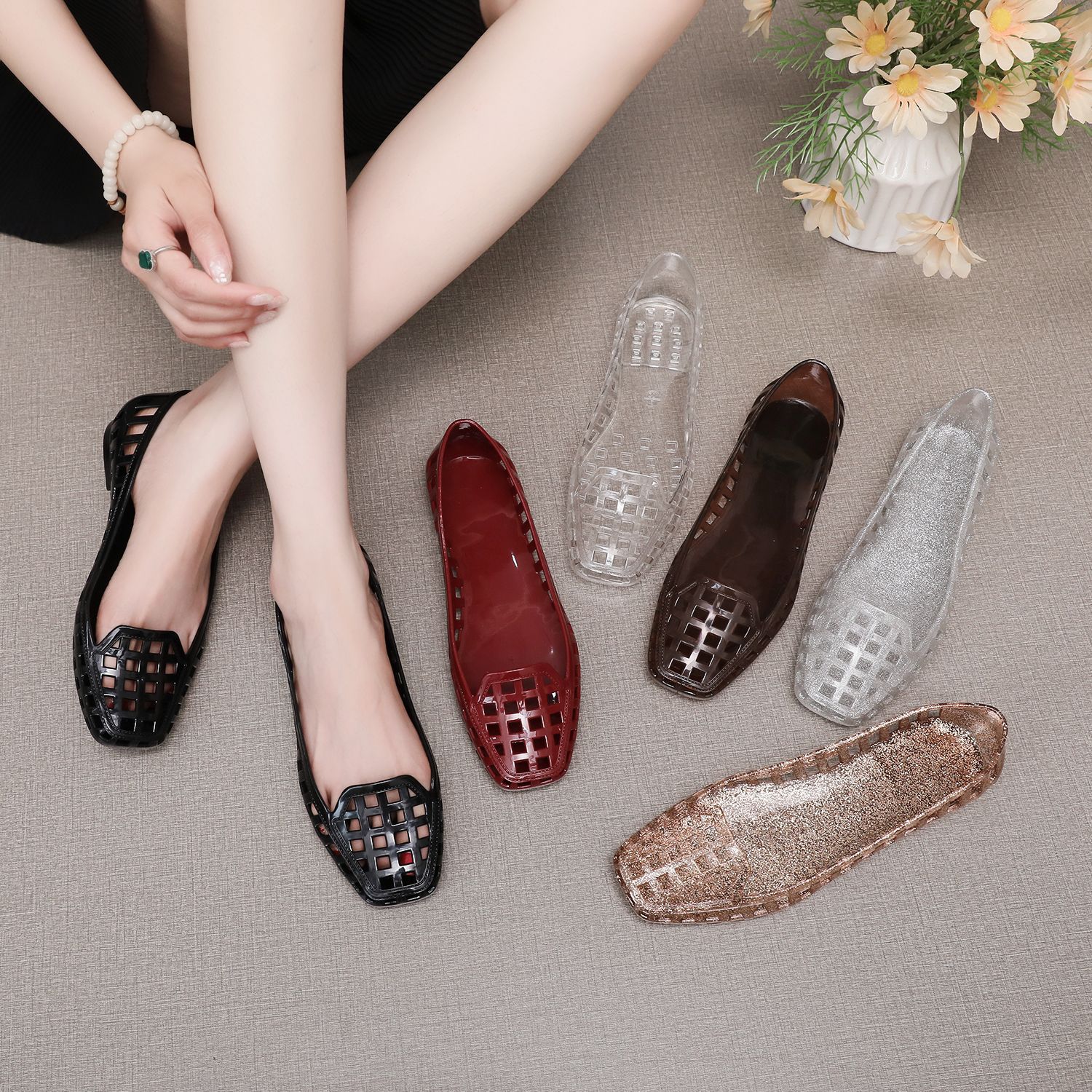 Sandalias planas de mujer con boca poco profunda, punta cuadrada y cristales huecos, estilo chancla.