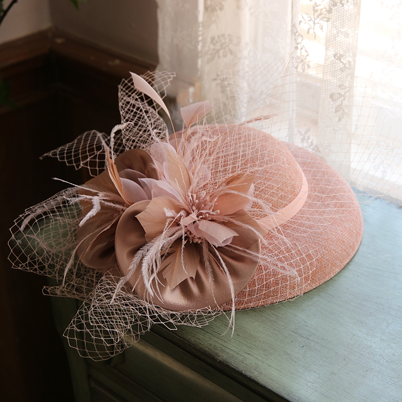 Eleganckie damskie szykowne duże rondo Sinamay kwiatowy kapelusz z fascynatorem koktajlowe wesele kościelne nakrycia głowy nakrycia głowy akcesoria do włosów