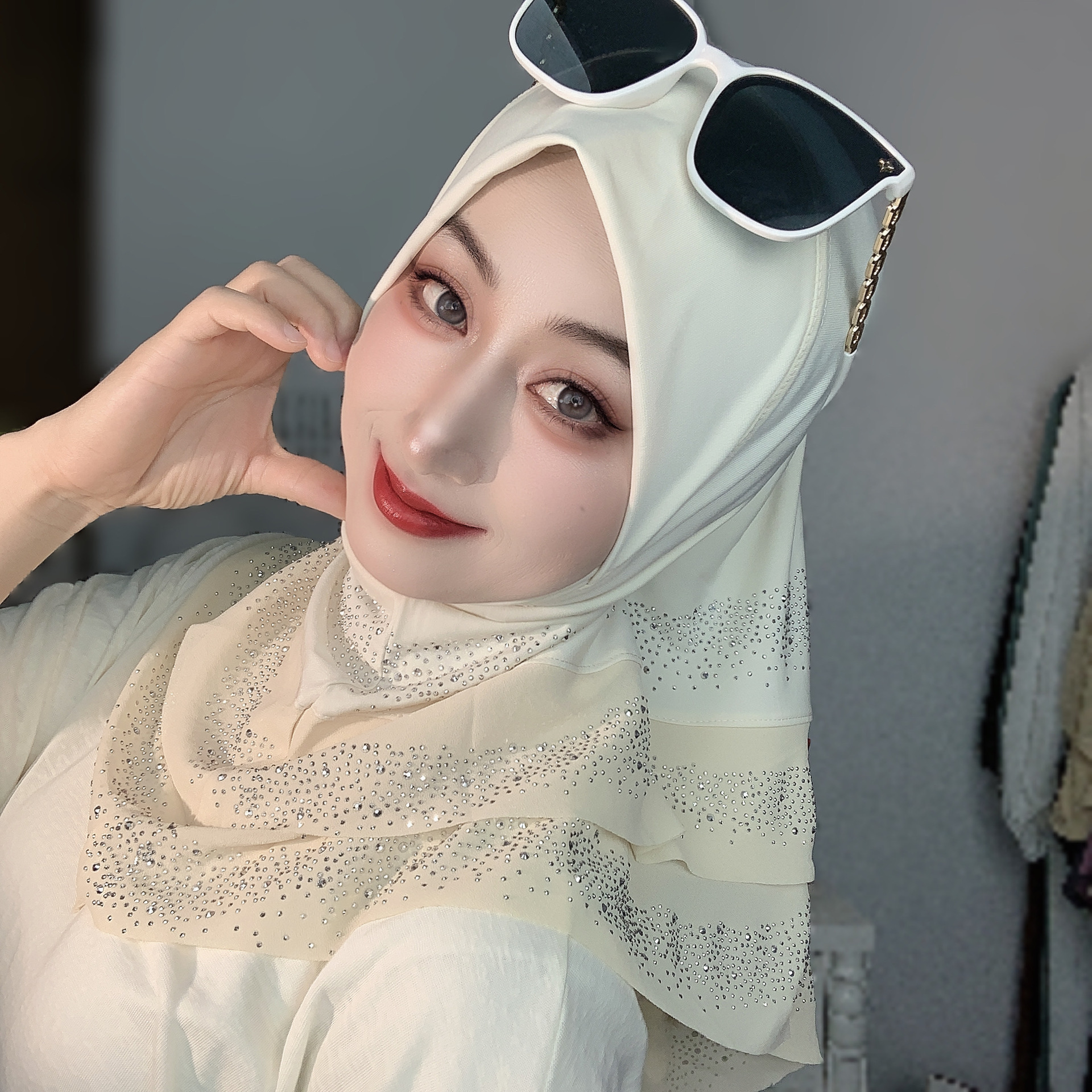 Gotowy do noszenia szyfonowy hidżab warstwowy z błyszczącymi dżetami, turban muzułmański, jednolity kolor, damski islamski szal na głowę do noszenia na co dzień.
