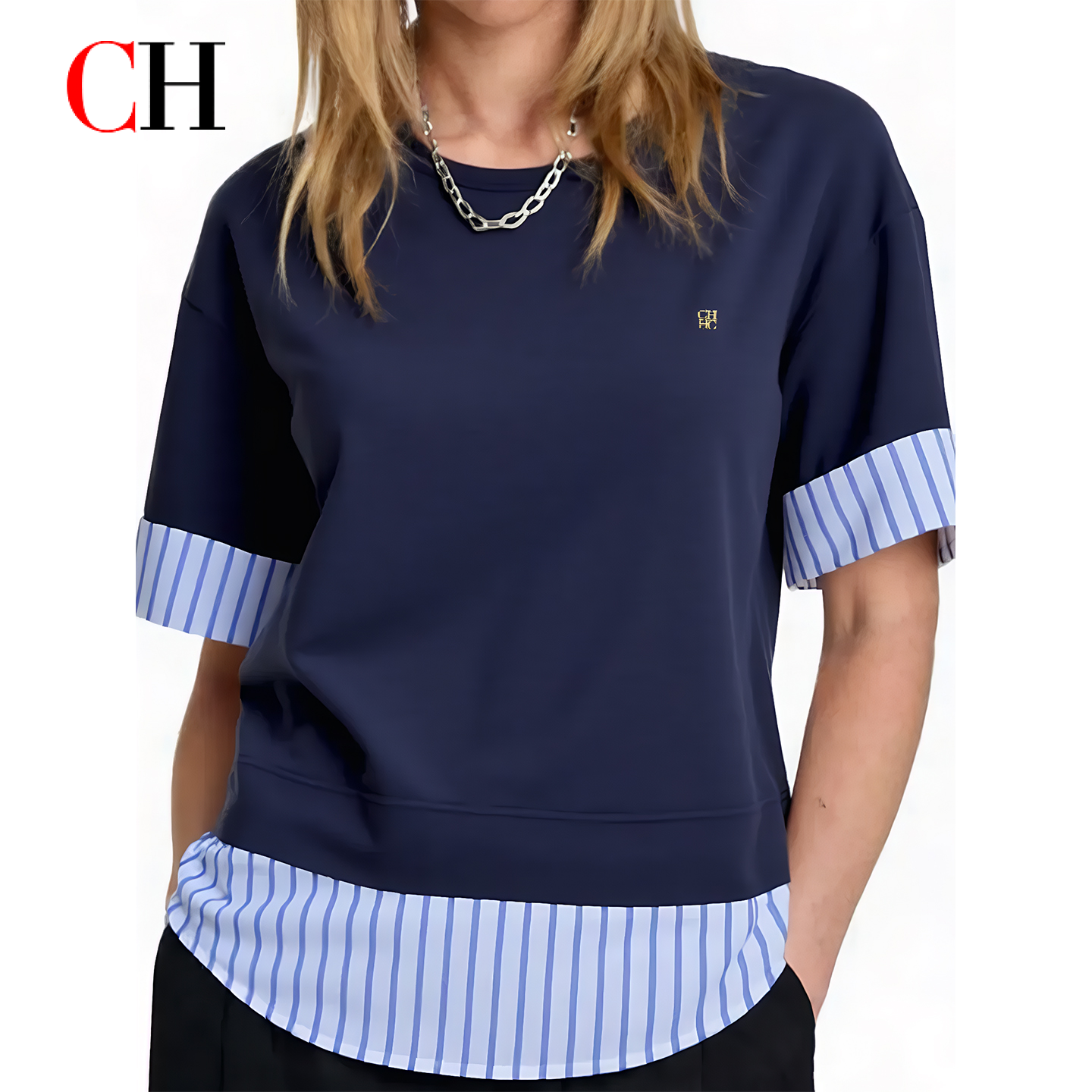 Camiseta Feminina de Manga Curta com Logo Metálico CH, Listras e Patchwork, Efeito Duas Peças, Ombro Caído, Caimento Solto, Casual para o Dia a Dia