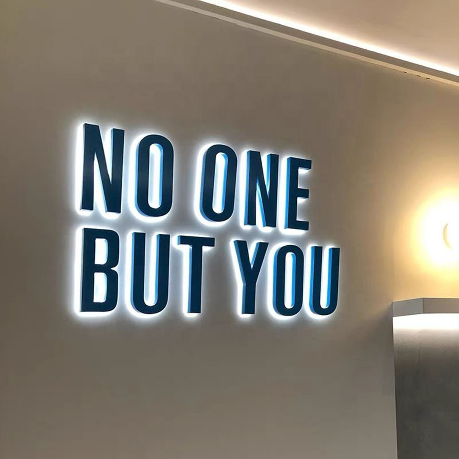 3d โลโก้อะคริลิคป้ายช่อง LED Light ตัวอักษรกลางแจ้ง Indoor Wall Decor Store ป้ายตัวอักษร
