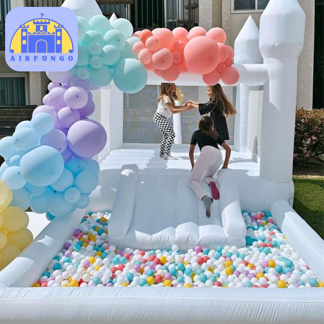 Rumah Loncat Tiup Mini Putih 8x13x8 kaki untuk Anak-anak dengan Perosotan, Kolam Bola, dan Kustomisasi Pesta, Dilengkapi Blower