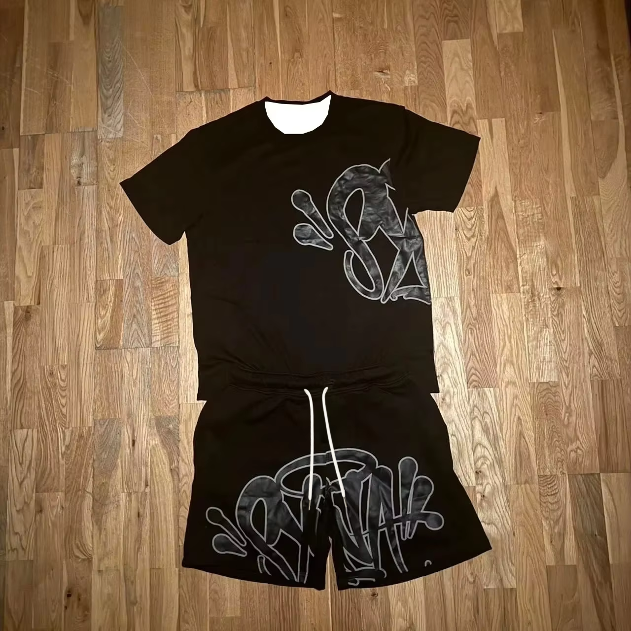 Conjunto de Verão 2026 Novo Estilo Unissex com Estampa Abstrata de Grafite, Camiseta Preta e Shorts com Cintura Elástica para Crianças - Moda Streetwear