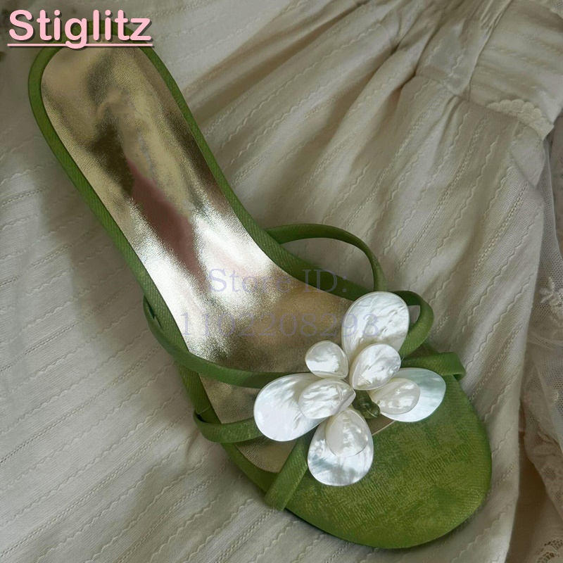 Sandales élégantes à talons hauts en satin vert, à bout ouvert, style mule, avec fleur blanche, nouvelle collection été 2026, chaussures habillées tendance