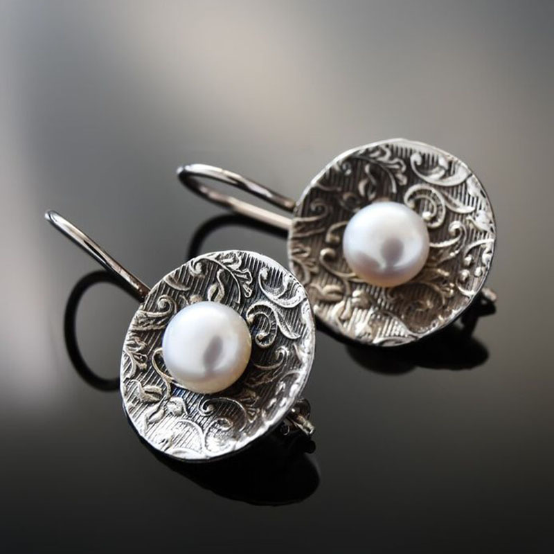 Anting Warna Perak Antik untuk Wanita Anting Menjuntai Perhiasan Mutiara Imitasi Bunga Ukiran Hadiah Pesta