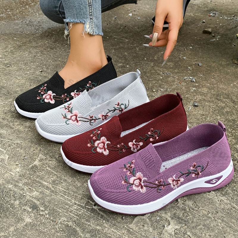 Lichtgewicht ademende mesh casual schoenen Comfortabele antislip sportschoenen met zachte zool Mode geborduurde grote damesschoenen