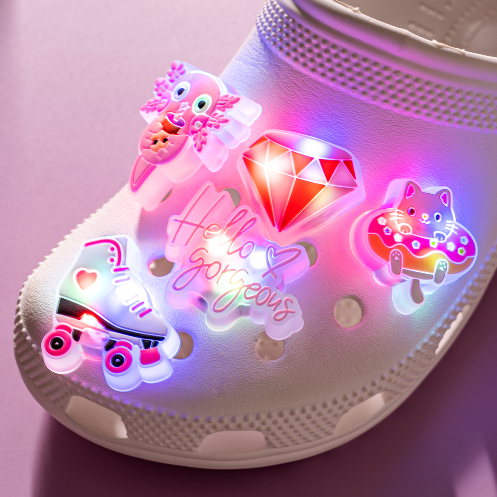 1 Uds. De dijes LED rosas para zapatos, lindos animales, gato, cerdo, árbol de Navidad, alfileres luminosos para hebilla de zapato para mujer, accesorios para zuecos, colgante para pantalones vaqueros