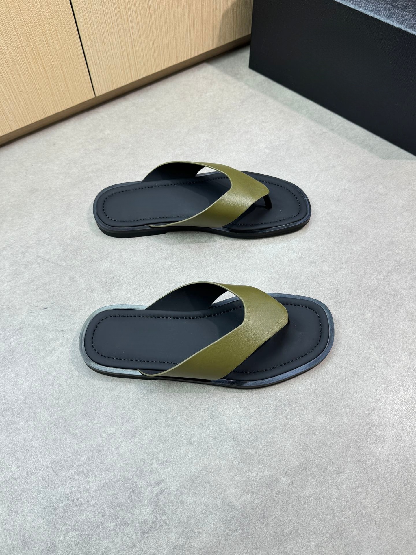 Luksusowe męskie klapki, buty plażowe, płaskie sandały, wysokiej jakości wsuwane klapki, klapki outdoorowe, materiał ze skóry bydlęcej, letnie buty trekkingowe.