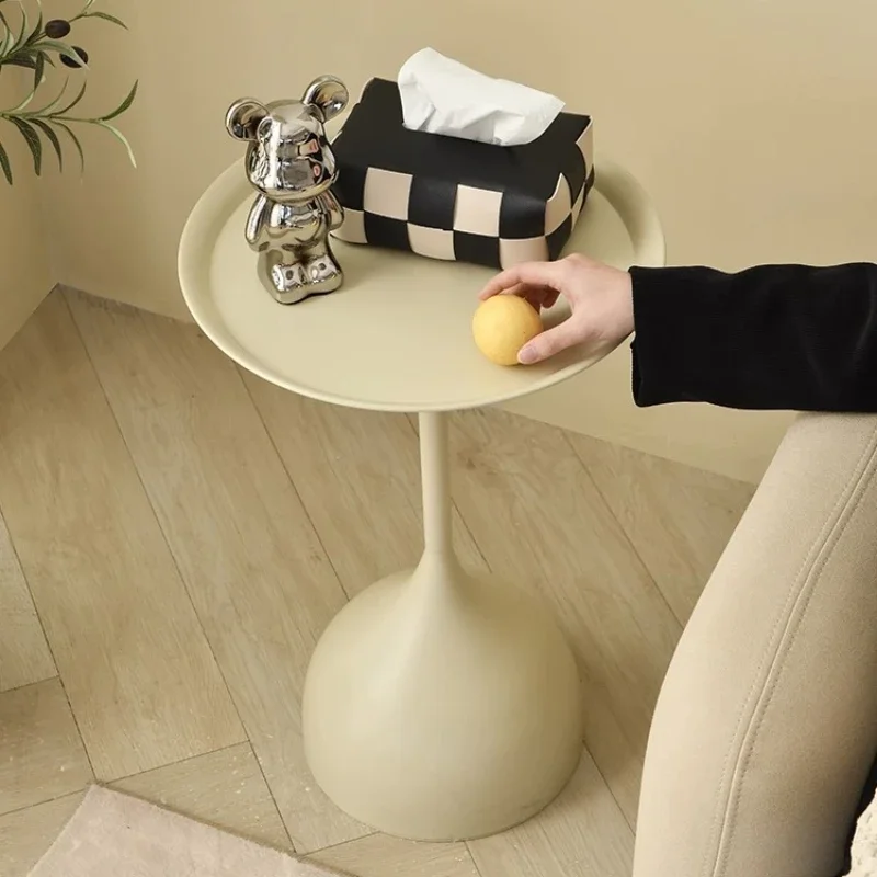 Möbel im nordischen Stil, Wohnzimmer, moderner minimalistischer kleiner Ecktisch, lackierter runder Couchtisch für Häuser