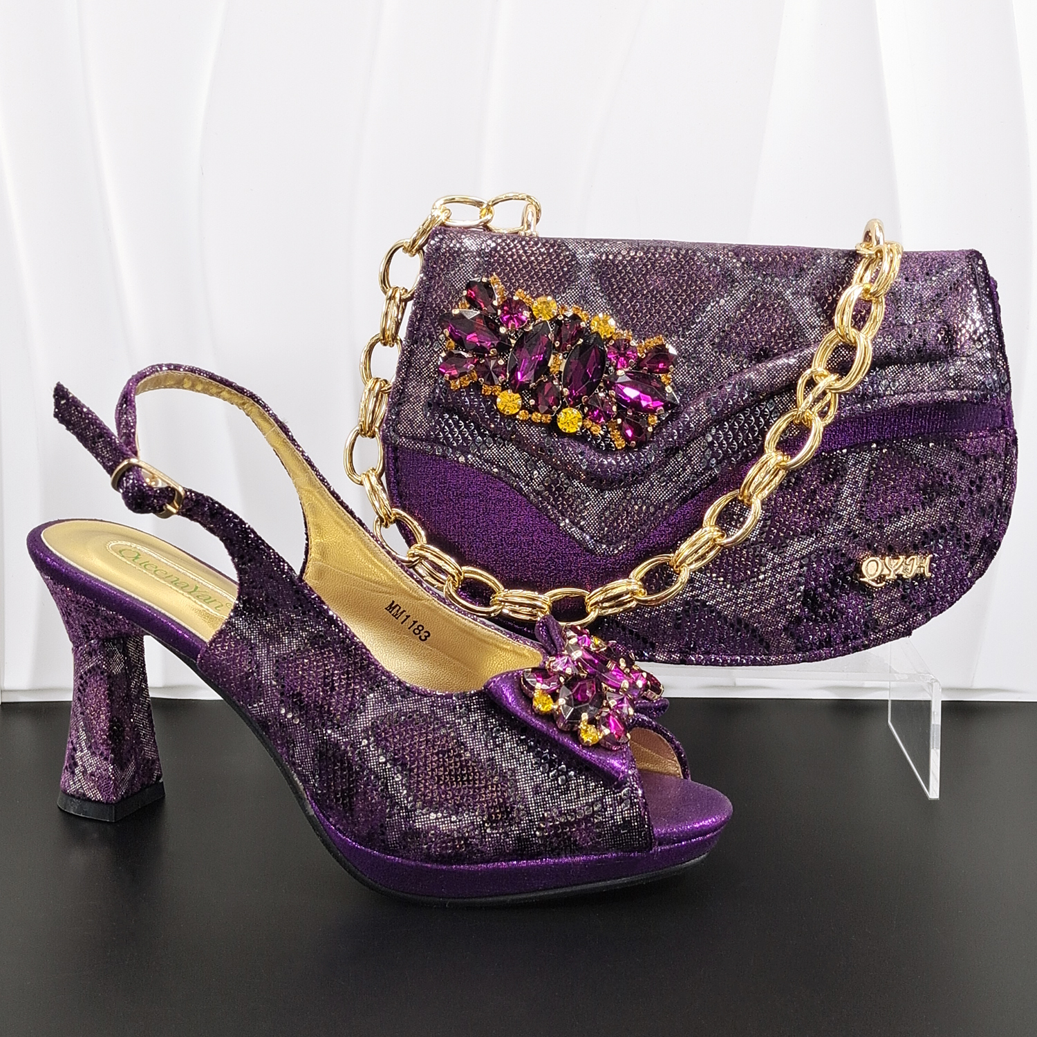 Conjunto de Sapatos de Salto Alto e Bolsa para Festa e Casamento com Design Listrado Colorido e Detalhes em Strass Roxo, Tamanhos Grandes para Mulheres
