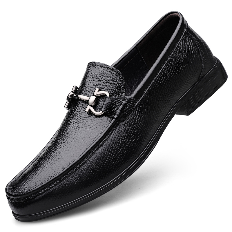 Mocassini con tacco basso da uomo in pelle di mucca con fibbia in metallo Mocassini fatti a mano in morbida pelle Slip on Flats Calzature da uomo Scarpe da guida