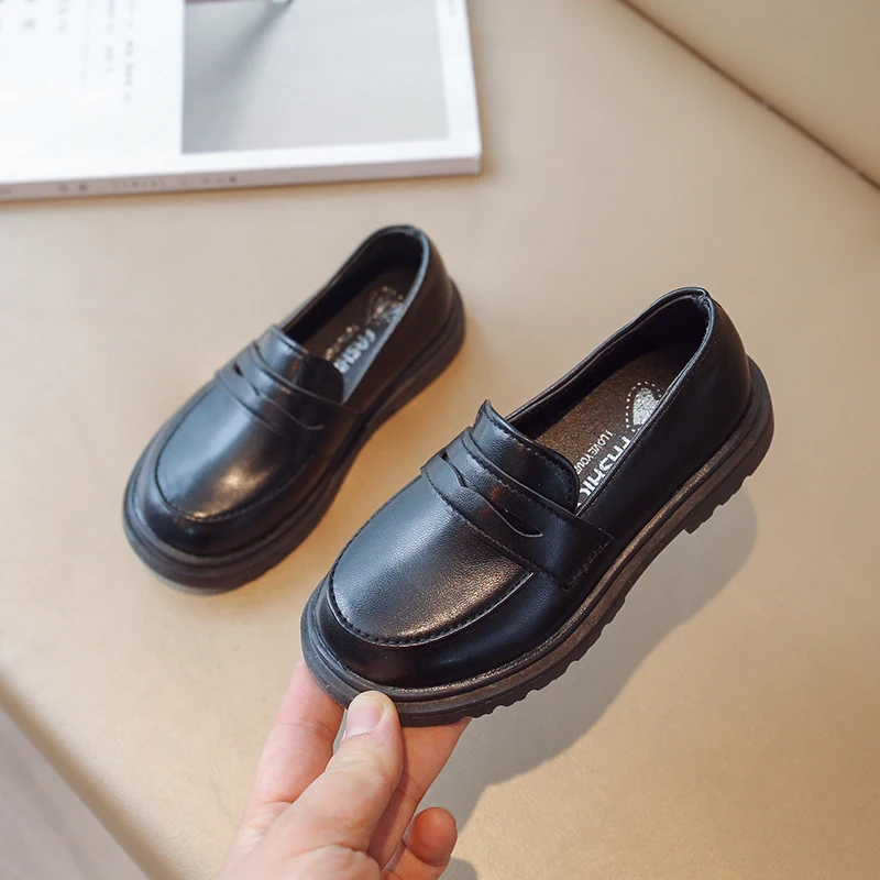 Zapatos de cuero para niños de estilo británico, primavera 2024, nuevos zapatos individuales negros Retro para niñas, mocasines suaves para niños
