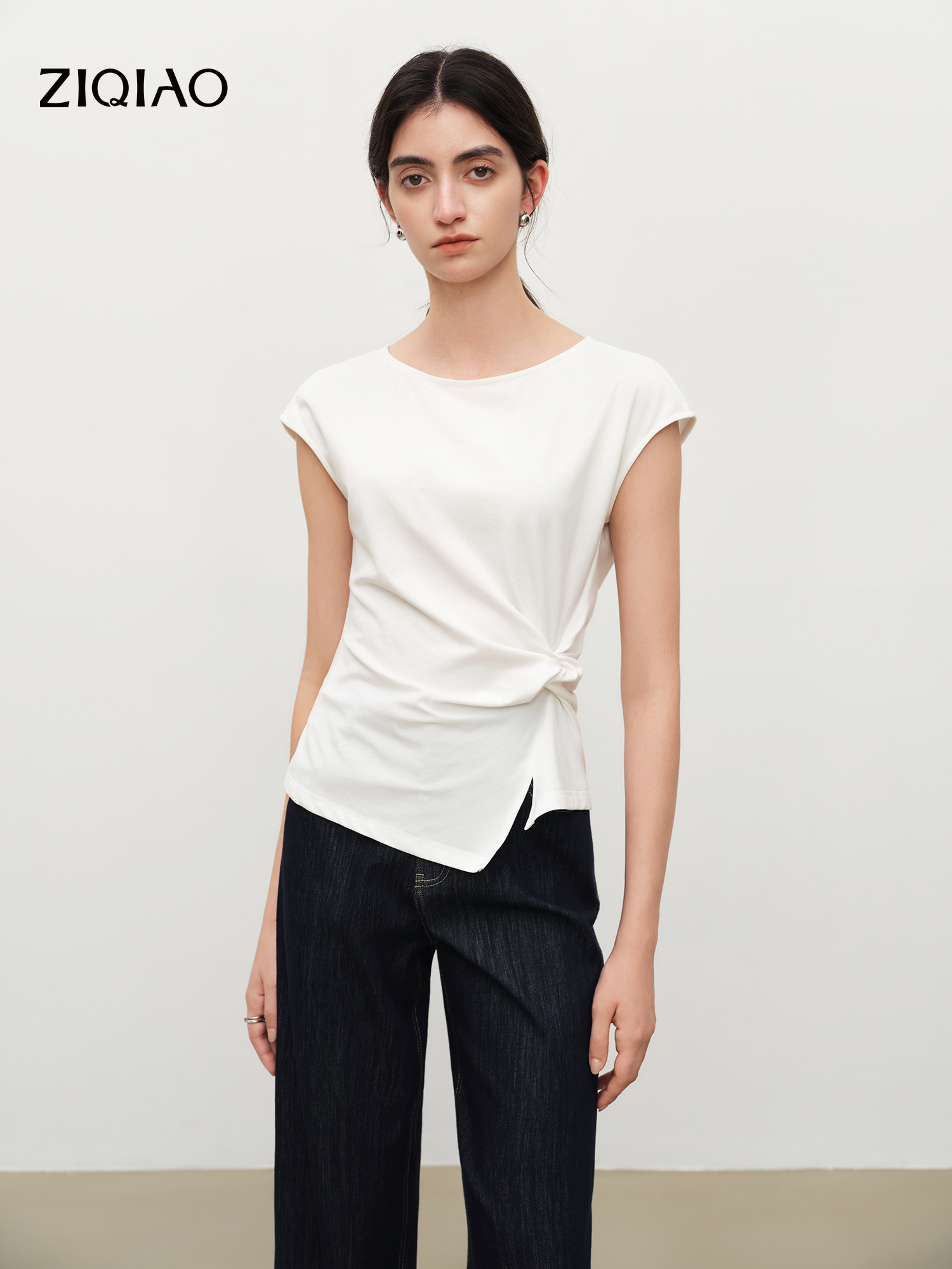 ZIQIAO 2026 Nieuwe Zomer Vrouwen Twist Front Slim Fit Crew Neck T-Shirt, Witte Knoop Top voor Coquette & Stille Luxe Dagelijkse Stijl