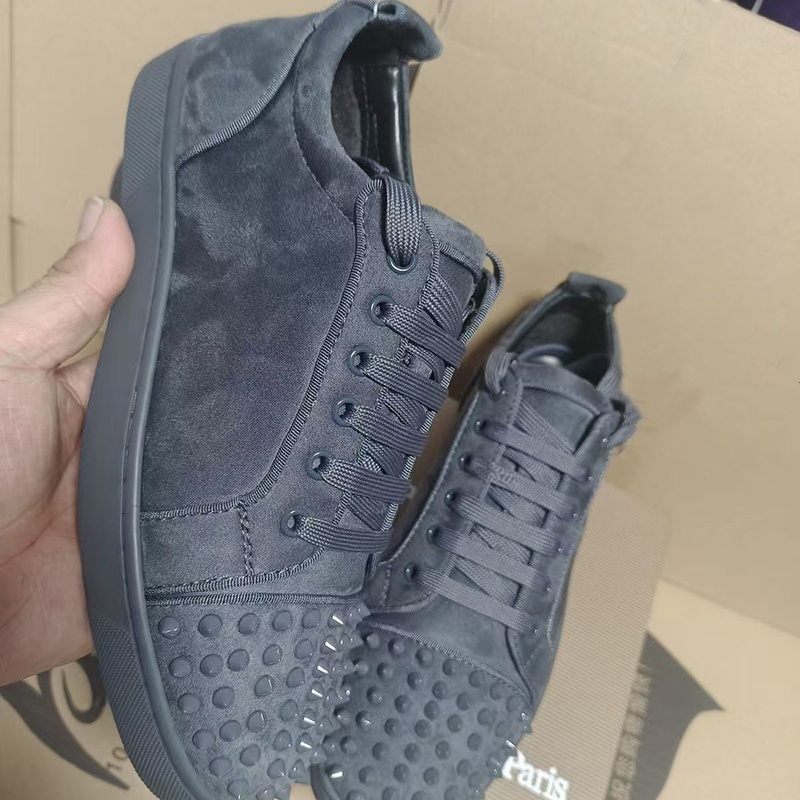 Sepatu Bertabur Paku Panggung Rock Kasual Pria Sepatu Paku Keling Kulit Suede Sapi Bertali Sepatu Kets Platform Flat Hitam Abu-abu